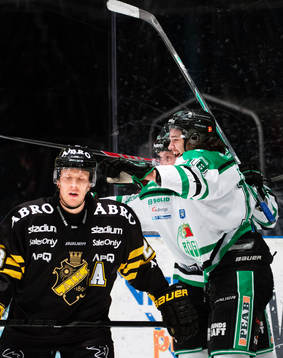 s Jonas Liwing deppar samtidigt som Rögles Jakob Johansson