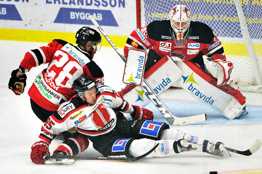 Örebros Kalle Olsson faller framför Malmö Redhawks Jens