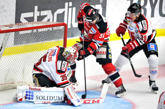 Malmö Redhawks Björn Svensson oroar framför Örebros