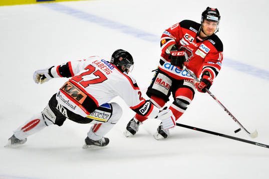 Malmö Redhawks Joey Tenute jagas av Örebros Emil Kåberg