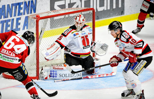 Malmö Redhawks Brian Ihnacak letar skott mot Örebros