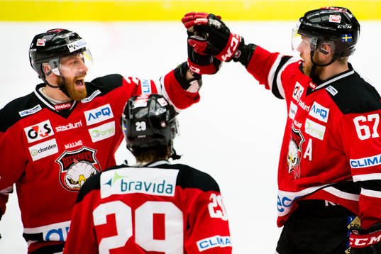 Malmö Redhawks Jens Olsson (tv) firar 1-0