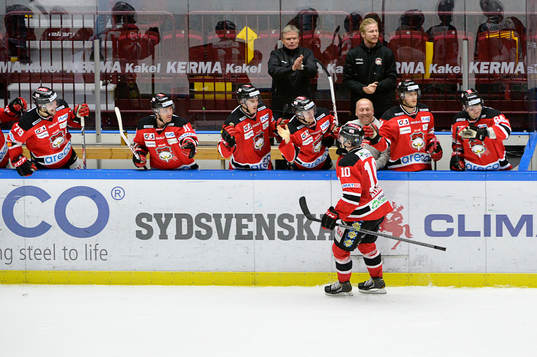 Malmö Redhawks Robin Alvarez jublar med bänken