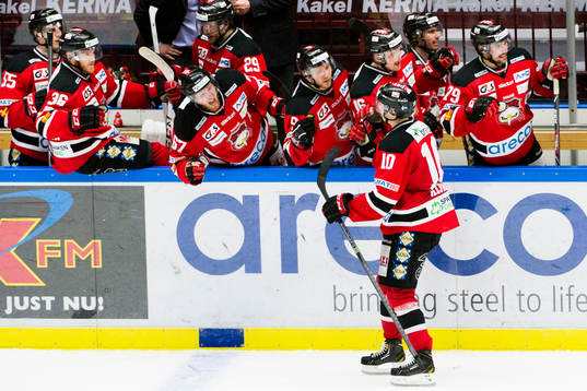 Malmö Redhawks Robin Alvarez jublar med bänken