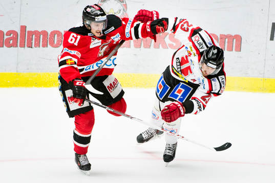 Malmö Redhawks Nicklas Jadeland trycker till Örebros