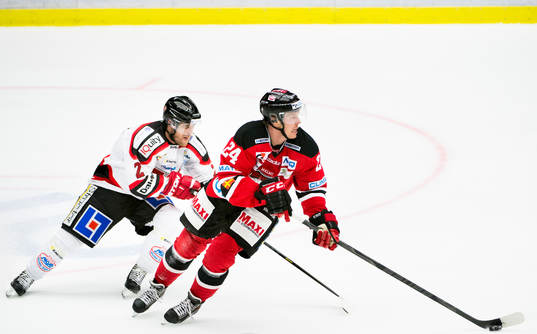 Örebros Robin Gartner jagar Malmö Redhawks Marcus Olsson