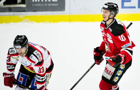 Malmö Redhawks Robin Alvarez jublar vid slutsignalen och