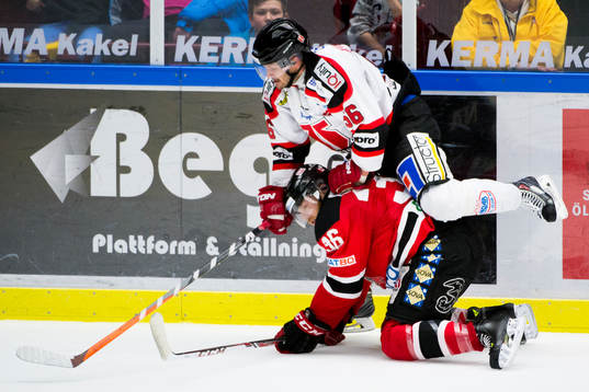 Örebros Johan Wiklander kliver över Malmö Redhawks David