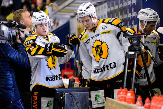 Skellefteås Viktor Arvidsson och Oscar Sundqvist tittar