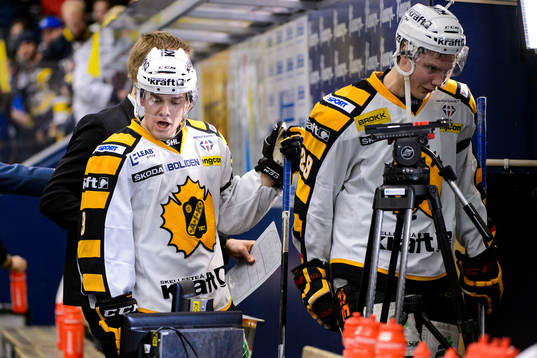Skellefteås Viktor Arvidsson och Oscar Sundqvist tittar