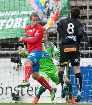 Gais Bobby Warshaw bröstar in 0-1 bakom Pär Hansson i