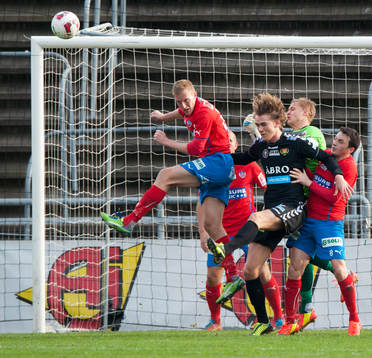 Helsingborgs Peter Larsson nickar undan  i matchen i