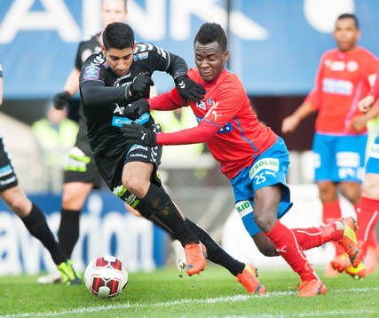 Helsingborgs David Accam utmanar Gais Sandeep Mankoo i