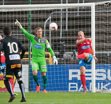 Helsingborgs Mattias Lindström rensar undan framför Pär