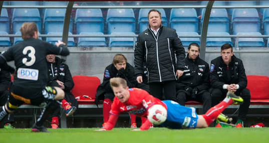 Helsingborgs tränare Roar Hansen ser när Emil Krafth
