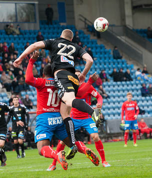 Gais Björn Andersson trycker Helsingborgs Alvaro Santos i