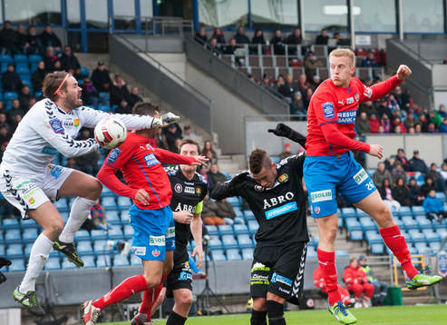 Helsingborgs Peter Larsson nickar mot Gais målvakt Tommi