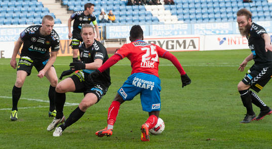 Helsingborgs David Accam skojar med Gais-försvaret i