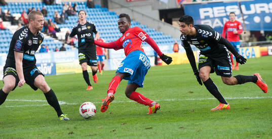 Helsingborgs David Accam skojar med Gais-försvaret  i