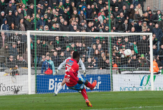 Helsingborgs David Accam skruvar bollen mot mål i matchen