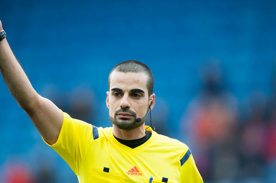 Domaren Mohammed Al-Hakim i matchen i Svenska Cupen mellan