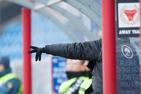 Svarta vanten dirigerar i matchen i Svenska Cupen mellan