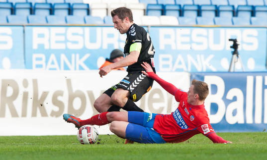 Helsingborgs Anton Kinnander glidtacklar Gais Kenneth