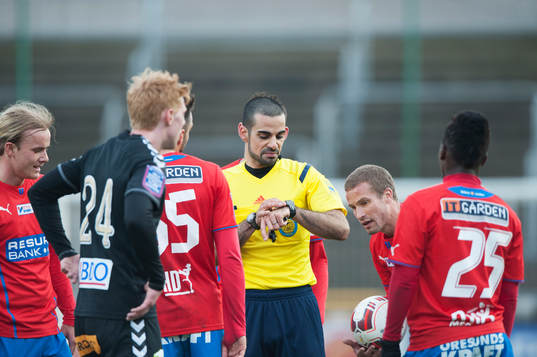 Domaren Mohammed Al-Hakim kollar tiden i matchen i Svenska