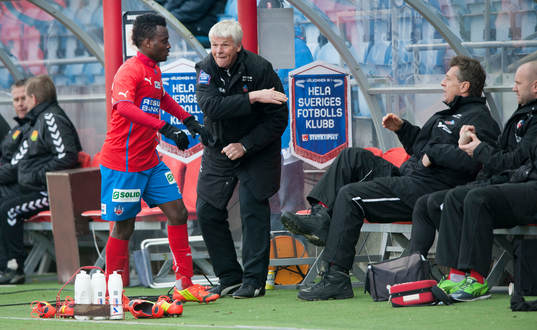 Helsingborgs tränare Kalle Björklund tackar David Accam