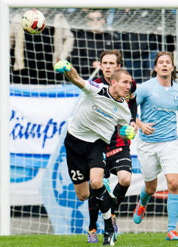 Malmö FFs målvakt Robin Olsen gör ett utkast