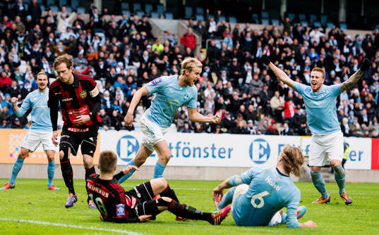 Malmö FFs Filip Helander har gjort 1-0 och
