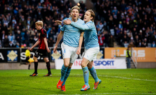 Malmö FFs Simon Kroon gör 2-0 och jublar med Emil Forsberg