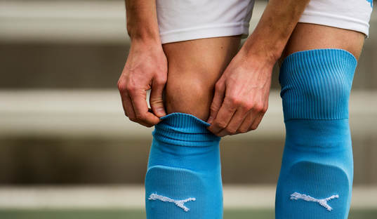Malmö FFs Simon Kroon drar upp sins strumpor