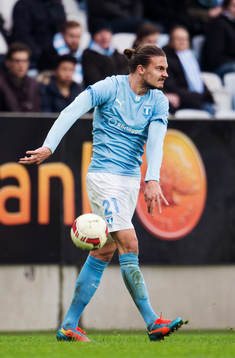 Malmö FFs Erik Johansson kastar bort bollen och får en