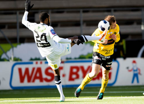 Kamp mellan Häckens Rene Makondele och Elfsborgs Daniel