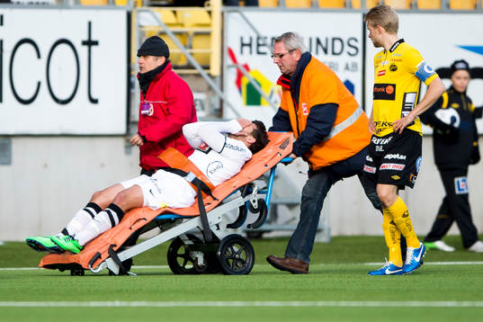 Häckens Moestafa El Kabir skadas och tas ut på bår