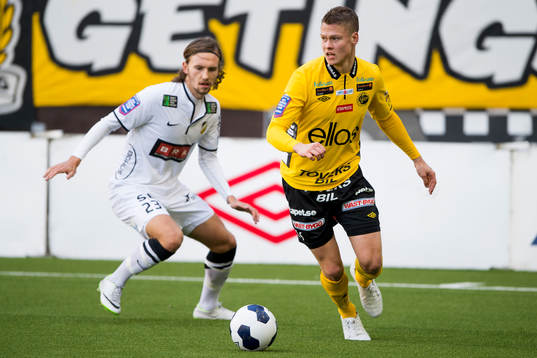 Elfsborgs Viktor Claesson med Häckens Simon Sandberg i
