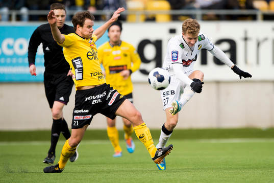 Häckens Simon Gustafson skott som Elfsborgs Henning Hauger