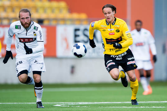 Elfsborgs Viktor Prodell och Häckens Emil Wahlström jagar