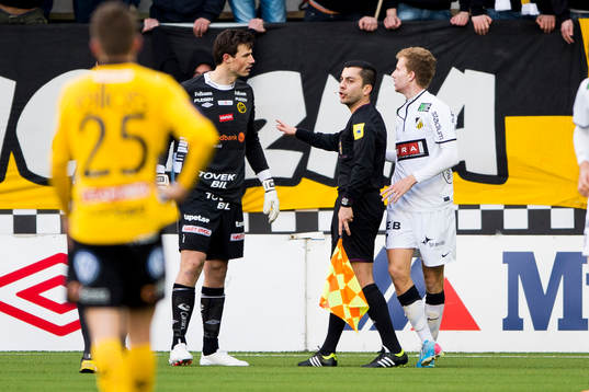 Linjedomaren får gå emellan då Häckens Simon Gustafson
