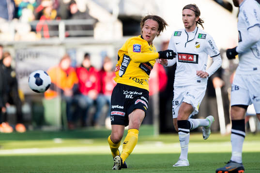 Elfsborgs Viktor Prodell skjuter på mål