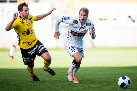 Häckens Oscar Lewicki med boll före Elfsborgs Henning