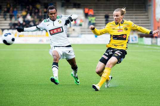 Elfsborgs Niklas Hult lägger inlägg med Häckens Nasiru
