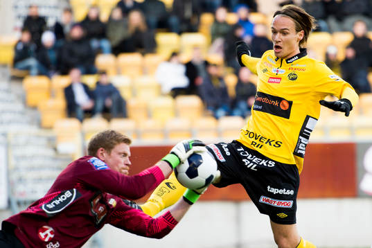 Häckens målvakt Christoffer Källqvist tar bollen