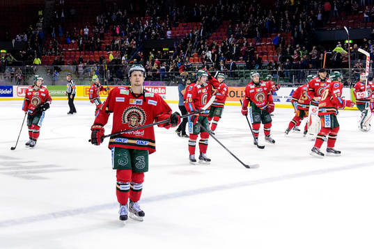 Frölundas Nicklas Lasu och resten av laget tackar publiken