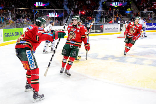 Frölundas Anton Blidh åker för att gratulera Christian