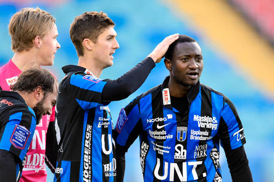 Sirius Moses Ogbu firar med laget