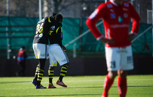 AIKs Ebenezer Ofori får ett rött kort  och kramas om av