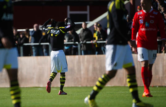 AIKs Ebenezer Ofori får ett rött kort