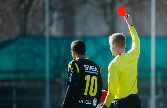 AIKs Ebenezer Ofori får ett rött kort
